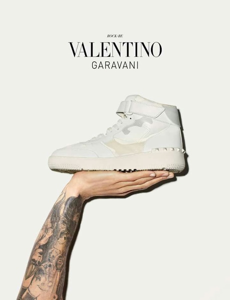 sneakers, high top shoes, basketball shoes, athletic shoes, casual sneakers, brand awareness, minimalist, luxurious, neutral